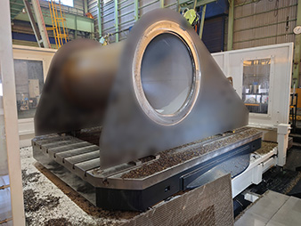 産業機械　振動機の横中ぐりフライス加工