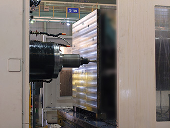 建築柱　横中ぐりフライスの加工中